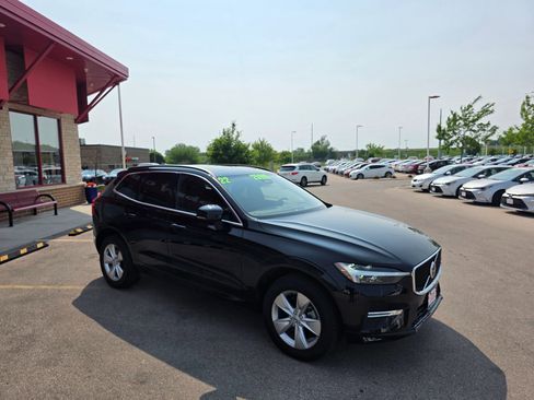 Used 2022 Volvo XC60 B5 Momentum image 3