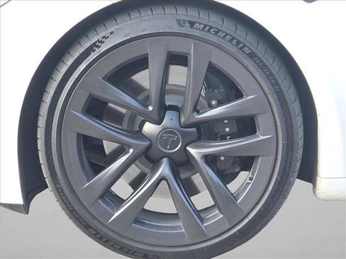 Used 2022 Tesla Model S image 9