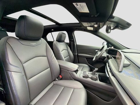 Used 2025 Cadillac XT4 Sport w/ Technology Package FWD image 29