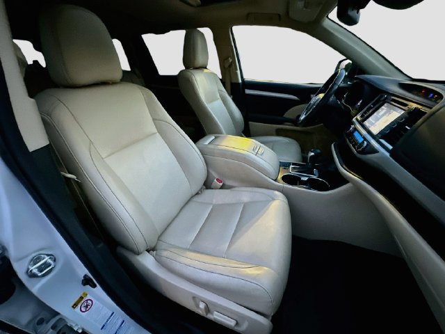 Used 2017 Toyota Highlander XLE AWD/4WD image 32