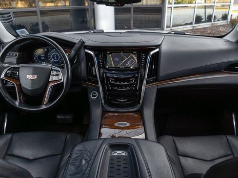 Used 2016 Cadillac Escalade ESV Luxury AWD/4WD image 4