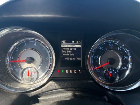 Used 2015 Chrysler Town & Country Touring FWD image 29