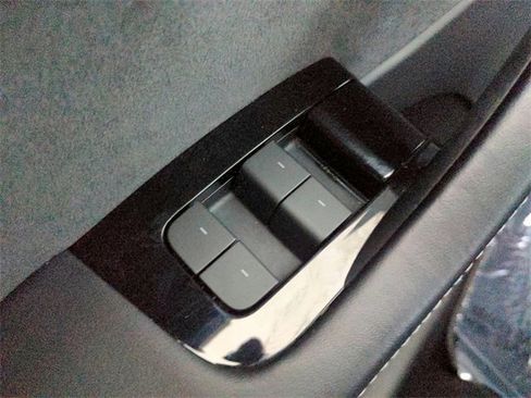 Used 2021 Tesla Model Y Long Range image 34