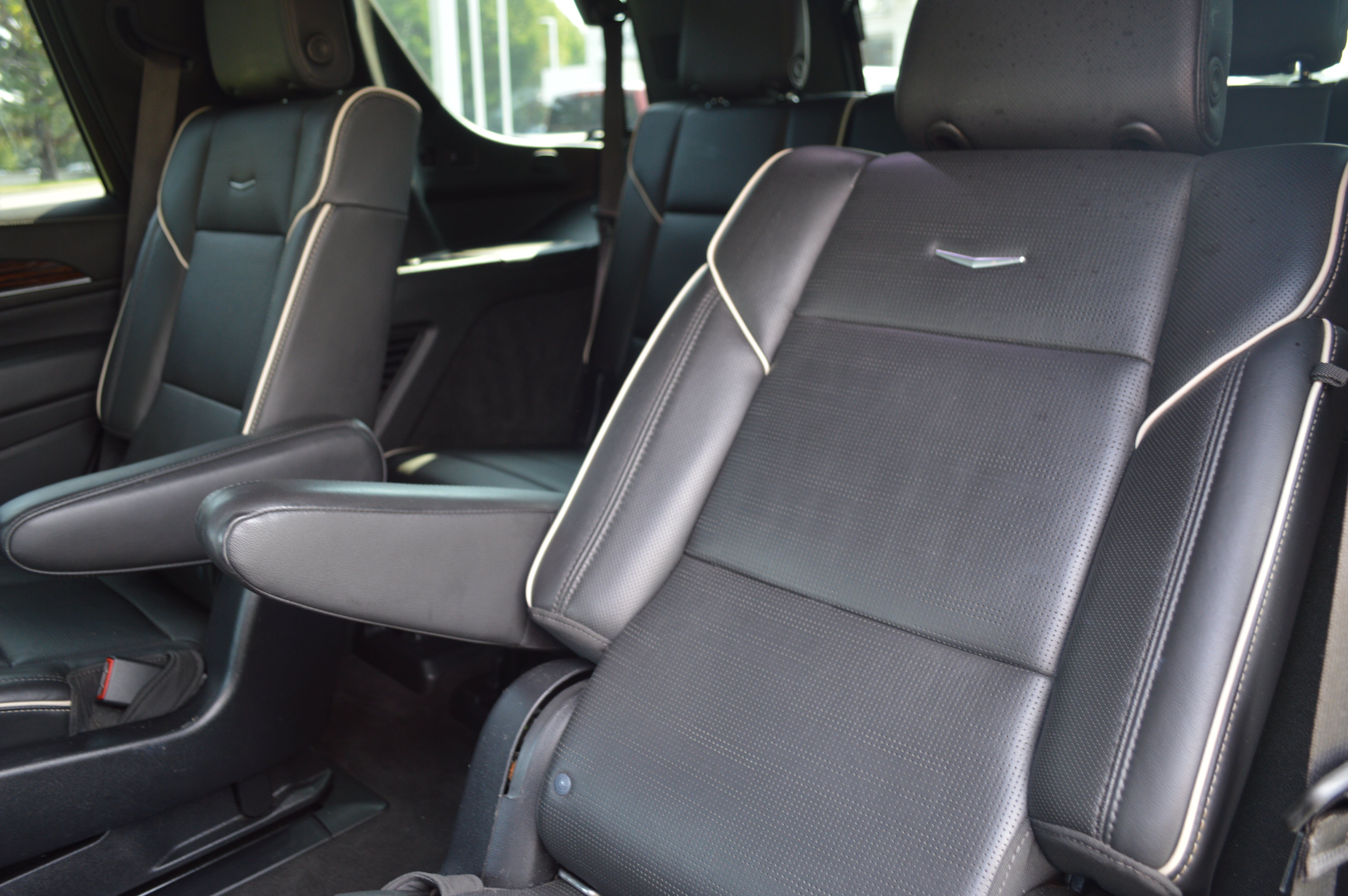 Used 2022 Cadillac Escalade Premium Luxury w/ Performance Package AWD/4WD image 29