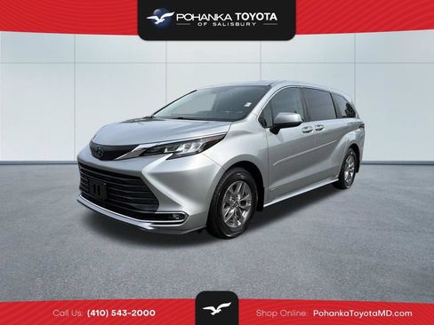 Used 2021 Toyota Sienna XLE FWD image 1