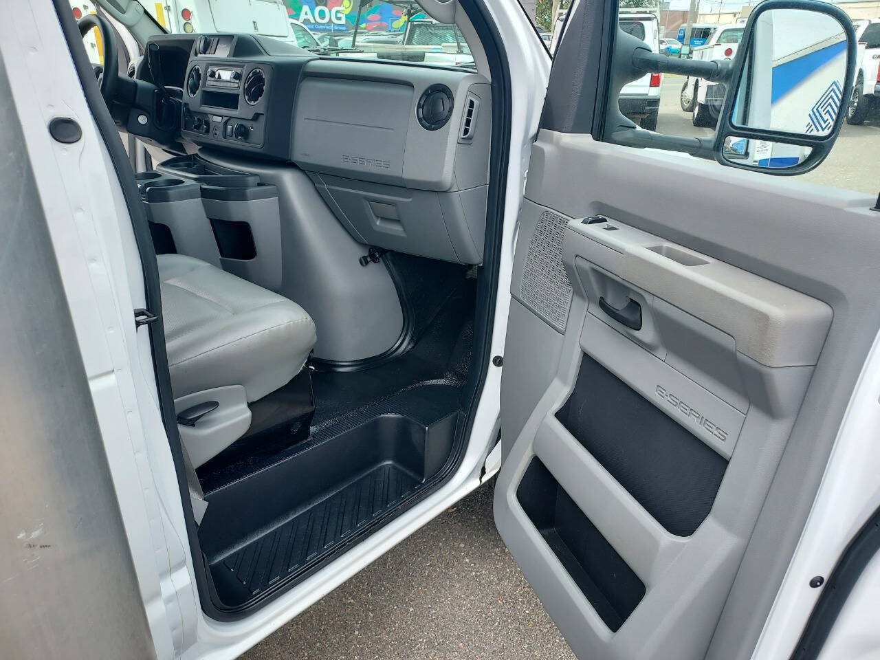 Used 2022 Ford E-450 and Econoline 450 Super Duty w/ Power Windows & Locks Group RWD image 20
