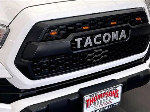 Used 2019 Toyota Tacoma TRD Off-Road w/ TRD Premium Off Road Package AWD/4WD image 31
