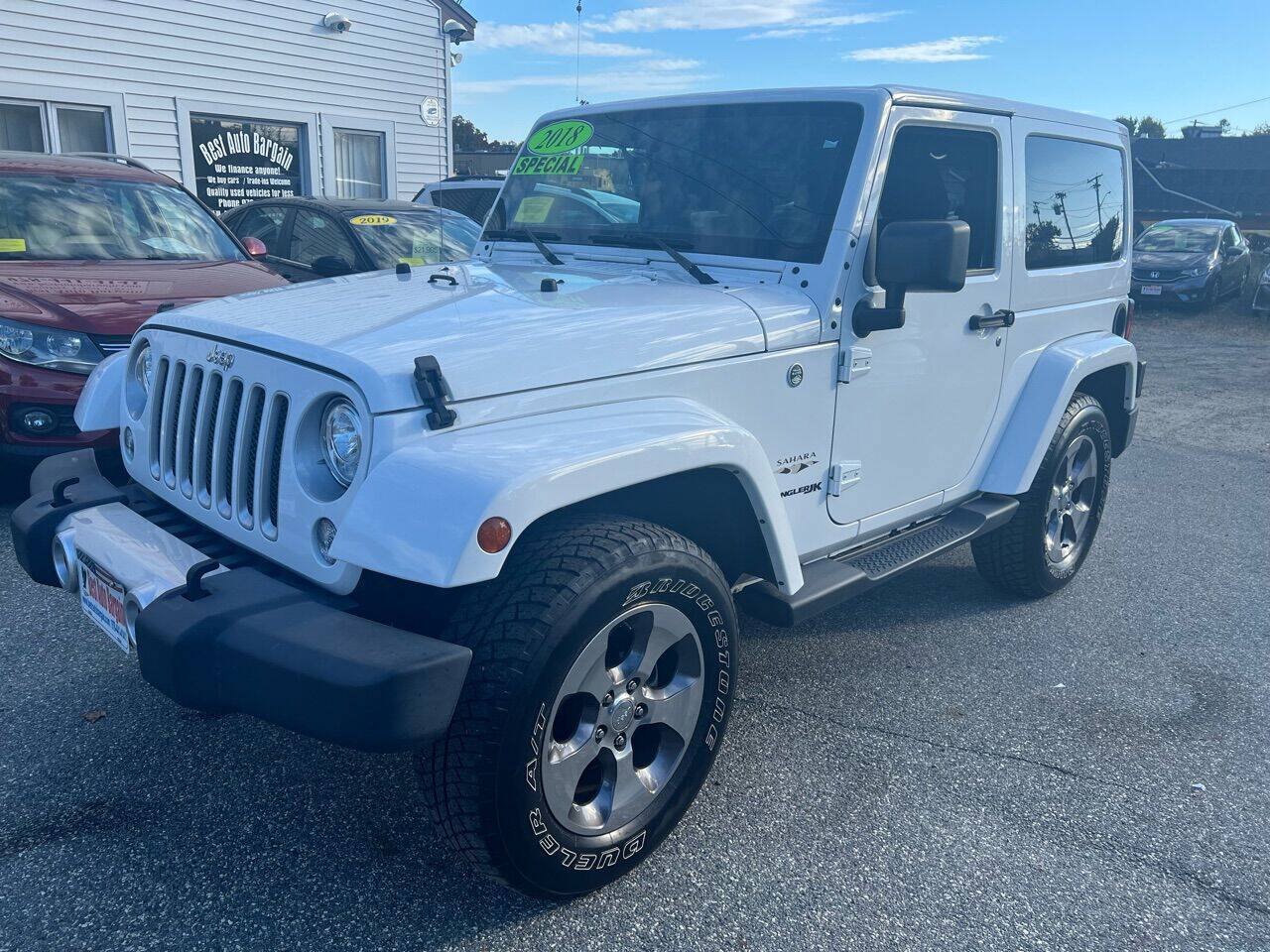 Used 2018 Jeep Wrangler Sahara w/ Connectivity Group AWD/4WD image 3