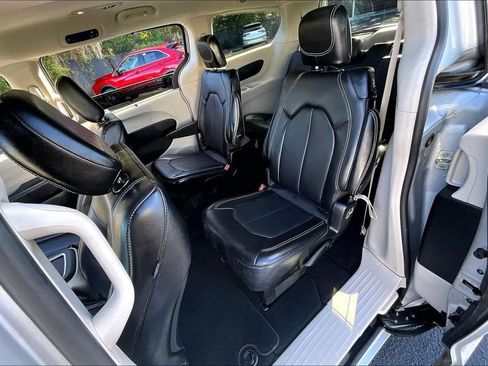 Used 2024 Chrysler Pacifica Touring-L image 20