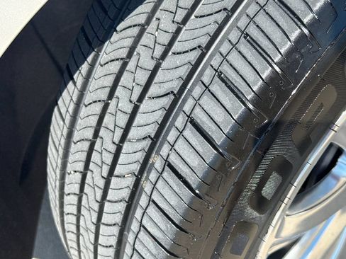 Used 2019 Buick Envision Essence FWD image 11