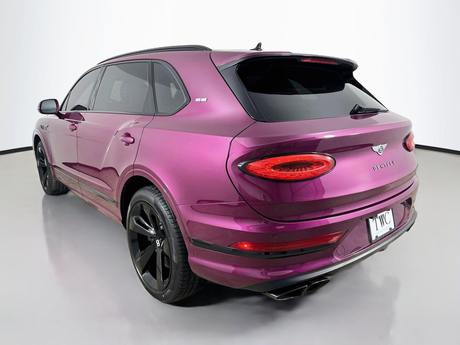 Used 2023 Bentley Bentayga Extended Wheelbase AWD/4WD image 3