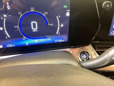 Used 2025 Chevrolet Trax LT w/ LT Convenience Package image 39