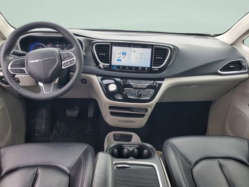Used 2023 Chrysler Pacifica Touring-L image 14