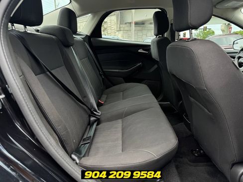 Used 2018 Ford Focus SE w/ SE Appearance Package FWD image 18