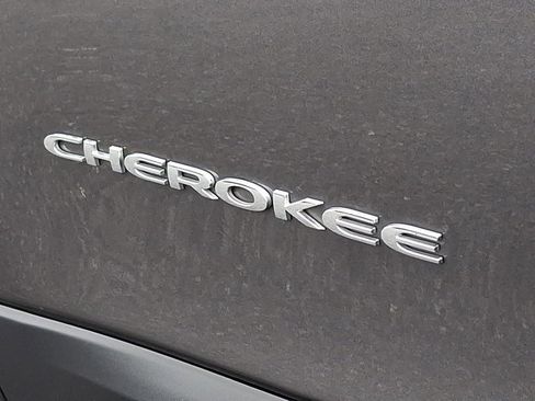 Used 2019 Jeep Cherokee Limited w/ Technology Group image 31