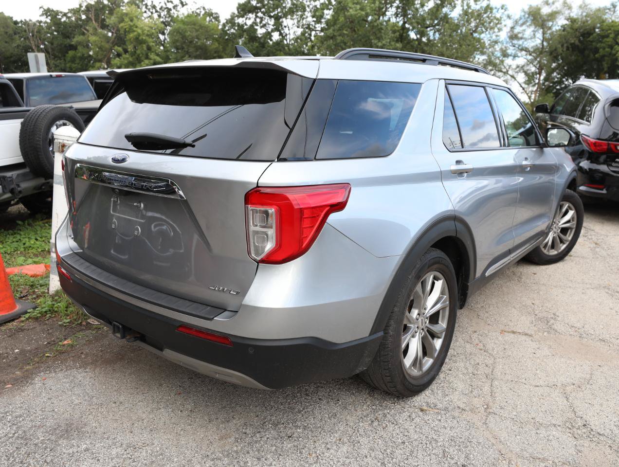 Used 2021 Ford Explorer XLT w/ Equipment Group 202A AWD/4WD image 6