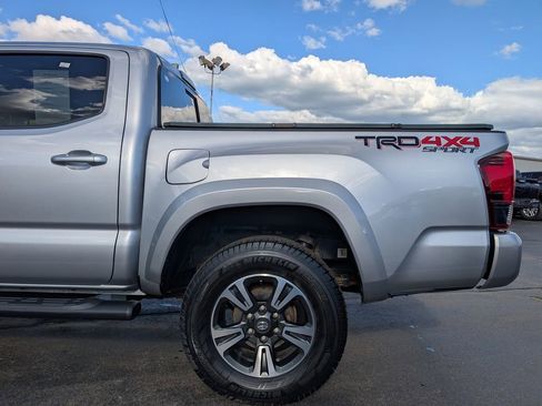 Used 2018 Toyota Tacoma TRD Sport w/ Exterior Package AWD/4WD image 4