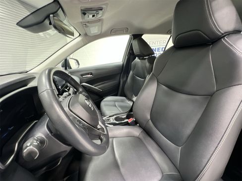 Used 2022 Toyota Corolla Cross XLE image 11
