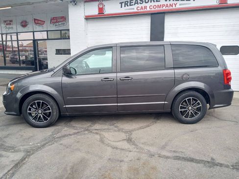 Used 2016 Dodge Grand Caravan SE FWD image 3