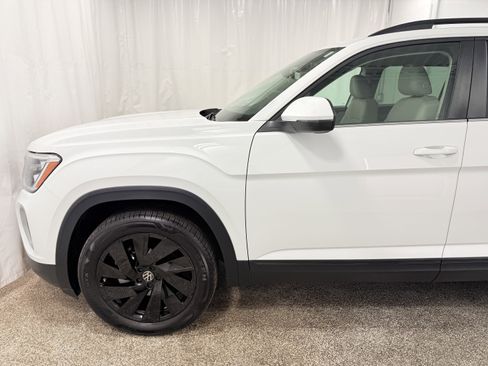 Used 2025 Volkswagen Atlas SE w/ Black Wheel Package image 4
