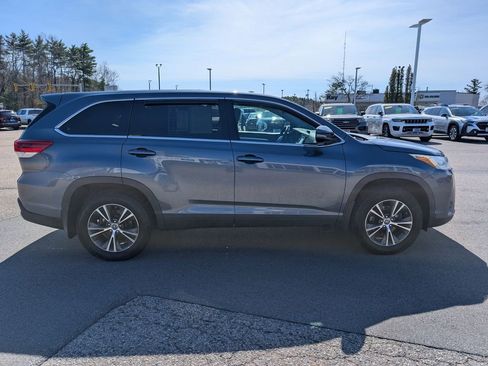 Used 2019 Toyota Highlander LE AWD/4WD image 6