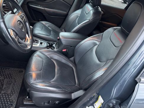 Used 2016 Jeep Cherokee Trailhawk w/ Comfort/Convenience Group image 12