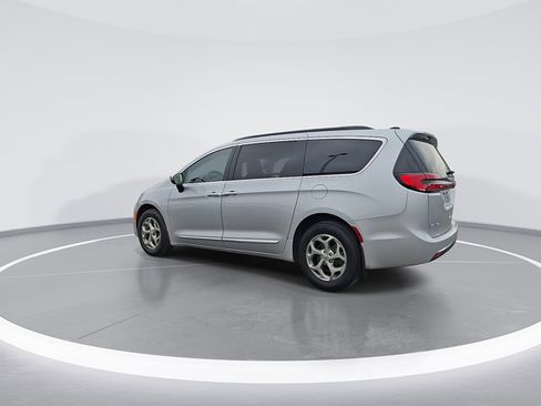 Used 2023 Chrysler Pacifica Limited w/ Uconnect Theater Family Group image 8