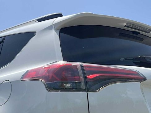 Used 2017 Toyota RAV4 LE AWD/4WD image 18
