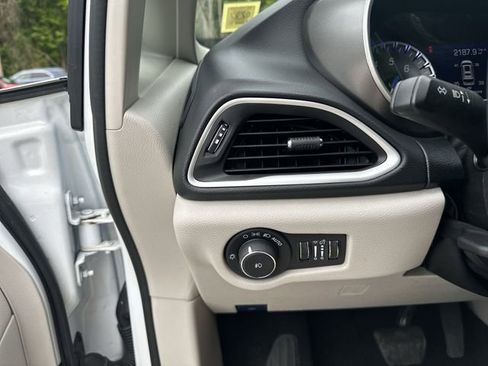 Used 2024 Chrysler Pacifica Touring-L FWD image 20