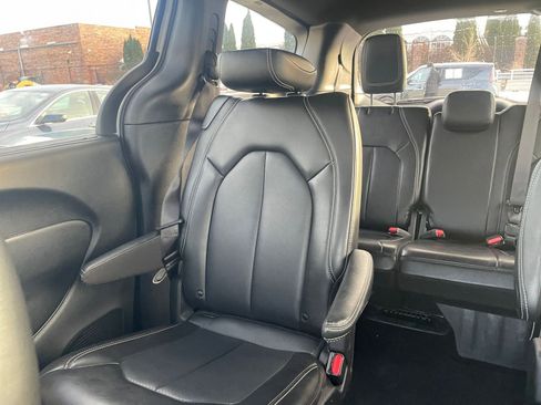 Used 2025 Chrysler Pacifica Select image 42