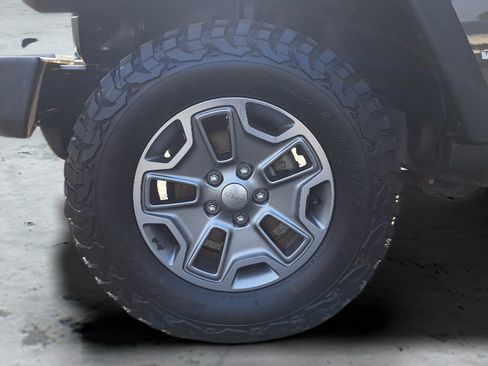 Used 2017 Jeep Wrangler Unlimited Rubicon w/ Connectivity Group AWD/4WD image 28