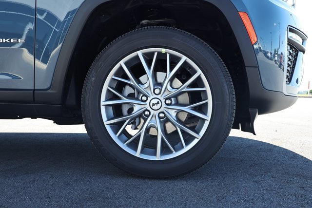 New 2027 Jeep Grand Cherokee Limited RWD image 5