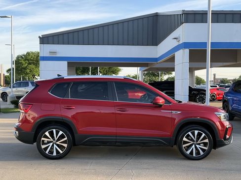 Used 2022 Volkswagen Taos SE image 3