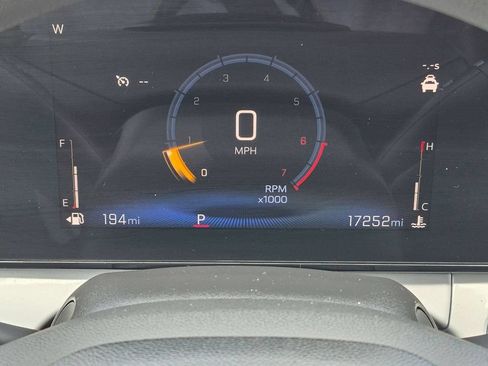 Used 2025 Chevrolet Trax LT FWD image 17