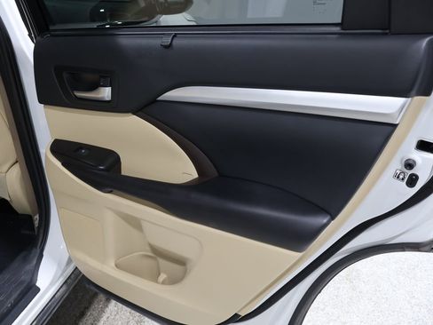 Used 2019 Toyota Highlander XLE image 23