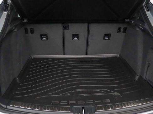 Certified 2025 Porsche Macan AWD/4WD image 13