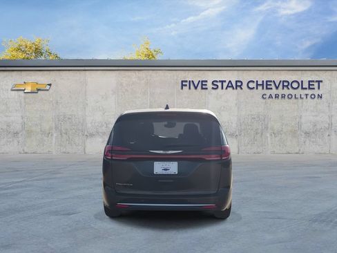 Used 2023 Chrysler Pacifica Touring-L FWD image 7