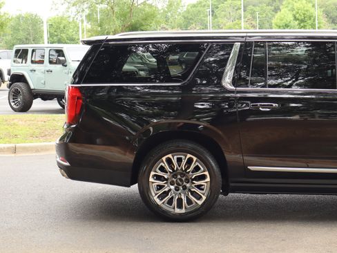 Used 2025 GMC Yukon XL Denali w/ Denali Reserve Package AWD/4WD image 11