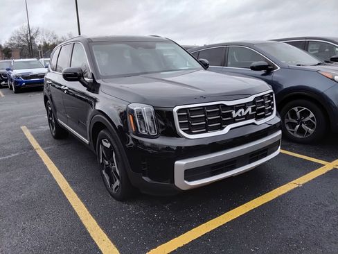 Used 2023 Kia Telluride S image 3