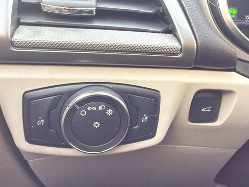 Used 2018 Ford Fusion SE image 15