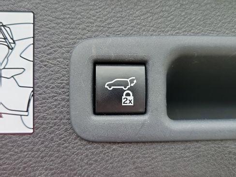 Used 2024 Toyota Sienna XLE FWD image 10