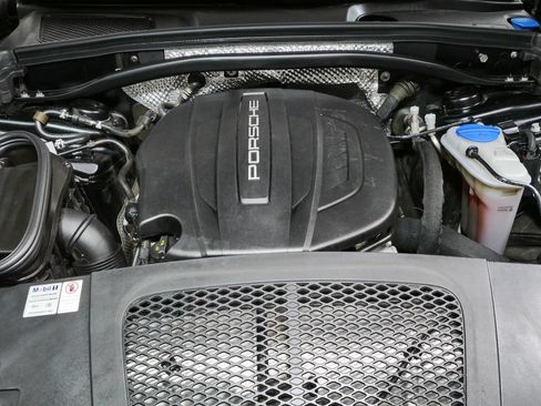 Used 2018 Porsche Macan AWD/4WD image 38
