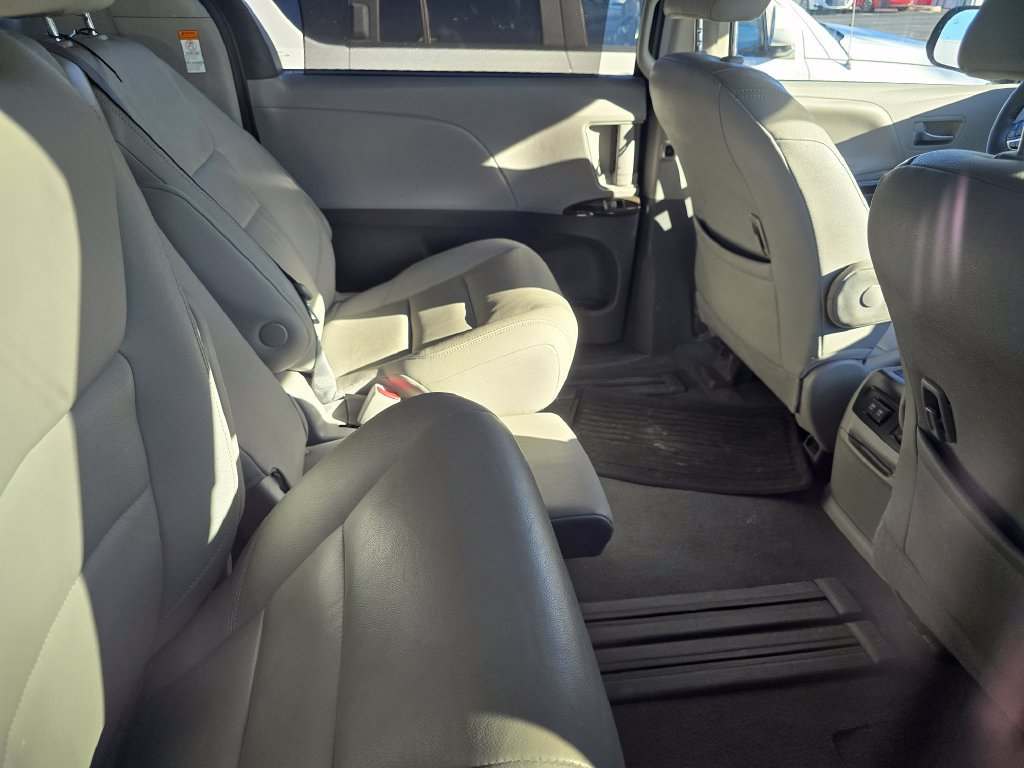 Used 2020 Toyota Sienna XLE FWD image 13