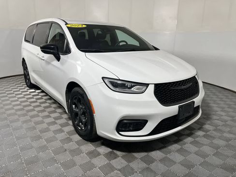 Used 2024 Chrysler Pacifica Limited FWD image 2