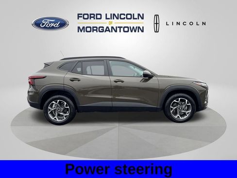 Used 2024 Chevrolet Trax LT w/ Sunroof Package FWD image 5