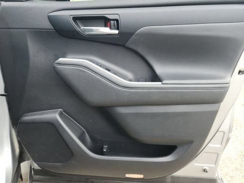 Used 2022 Toyota Highlander XSE FWD image 18