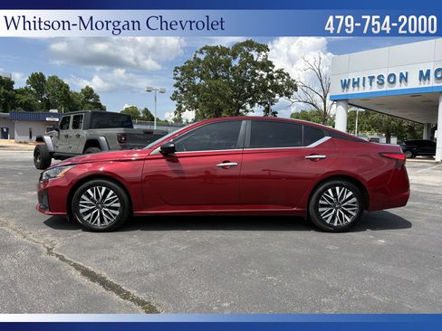 Used 2024 Nissan Altima 2.5 SV FWD image 8