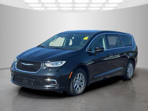 Certified 2024 Chrysler Pacifica Touring-L FWD image 3