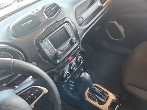 Used 2015 Jeep Renegade Latitude FWD image 8