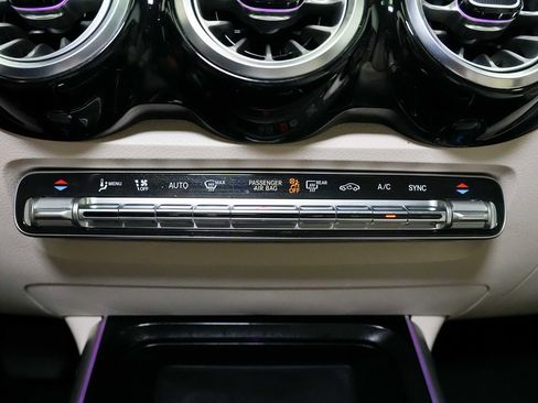 Used 2022 Mercedes-Benz GLB 250 4MATIC image 17
